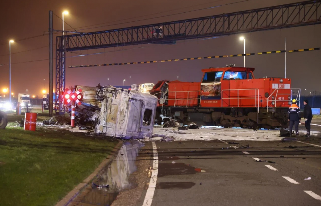Imagine cu TIR-ul făcut scrum. Foto Gazet van Antwerpen.