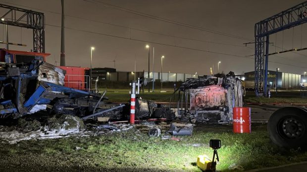 Un șofer român de TIR a murit carbonizat în cabina lovită de tren și făcută scrum, în Belgia