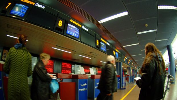 O româncă a leșinat în fața polițiștilor care i-au găsit un pistol cu electroșocuri în bagaj, pe un aeroport din Germania