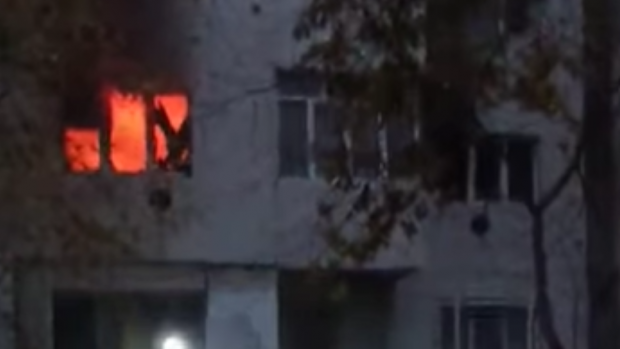 Incendiu într-un bloc din Brăila. Peste 10 oameni, printre care și copii, au fost evacuați