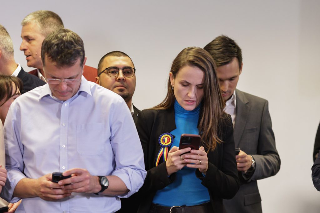 Liderii URS cu ochii pe telefoane