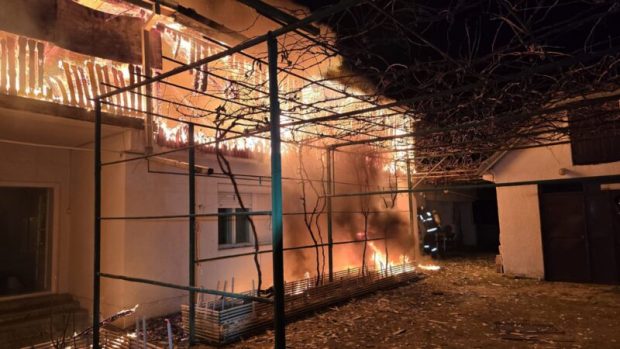 Bătrână salvată din casa cuprinsă de flăcări, la Satu Mare. Alarma a fost dată de câinele vecinului