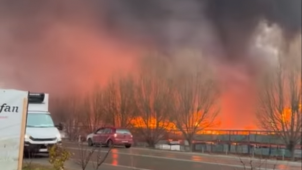 Incendiu puternic în Craiova, unde arde un depozit de materiale de construcții. Mesaj RO-ALERT, emis din cauza degajărilor mari de fum