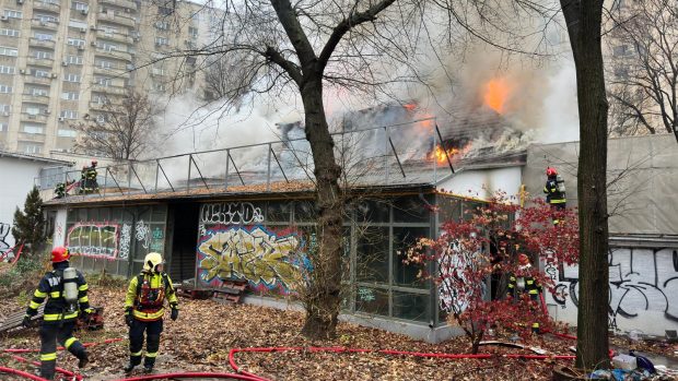 Incendiu la restaurantul dezafectat Mărul de Aur, de pe Calea Victoriei. Pompierii luptă cu flăcările