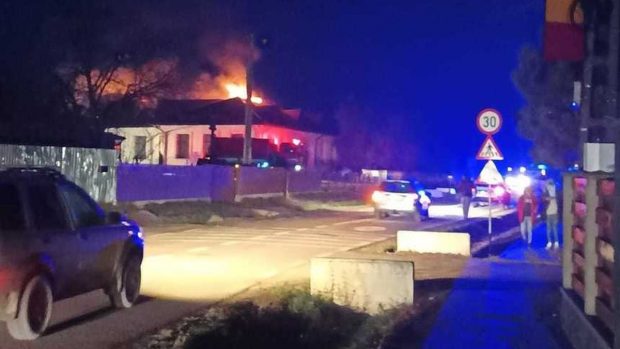Incendiu la o școală din Botoșani: acoperișul a ars, fochistul instituției a fost transportat la spital