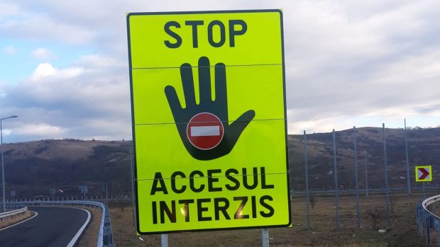 DRDP Timișoara montează indicatoare noi pe A1 pentru prevenirea accesului pe contrasens