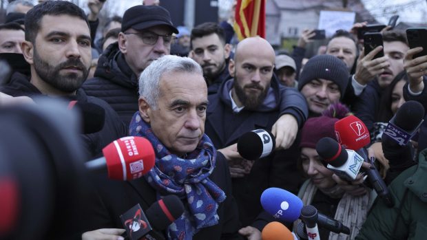 Călin Georgescu a fost la secția de votare ca să voteze și a făcut un apel mascat la proteste: „Unul lângă unul la vot veți putea crea hora democrației”