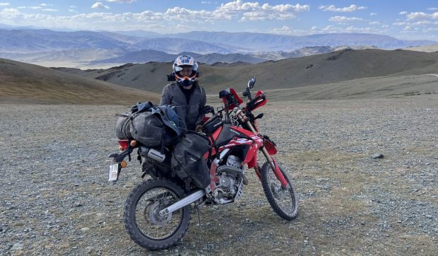 Ioana Tănase, femeia care a călătorit singură cu motocicleta, din România până în Mongolia: „Țipam și plângeam de fericire, într-un peisaj de vis”