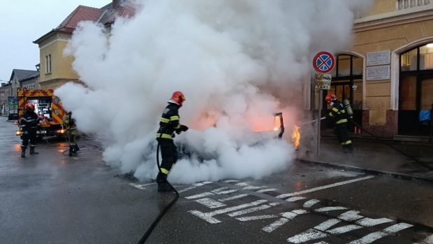 Un taxi din Oradea a fost cuprins de flăcări și a ars în totalitate în fața Gării Centrale | VIDEO
