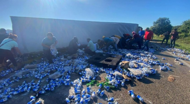 Zeci de oameni au jefuit un camion cu 25 de tone de bere și de vin, care s-a răsturnat în mijlocul drumului, în Mexic