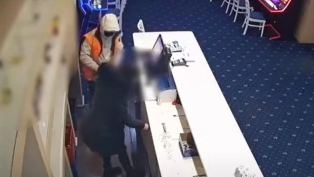 Sală de păcănele din Cluj, jefuită de un bărbat care a folosit un pistol de jucărie. Cu câți bani a plecat | VIDEO