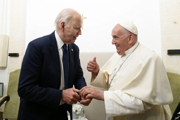 Joe Biden a discutat la telefon cu Papa Francisc și se va duce la Vatican înainte de a-și încheia mandatul la Casa Albă