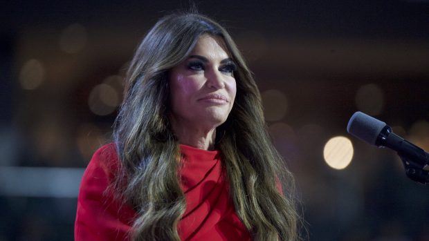 Logodnica fiului lui Donald Trump, nominalizată pentru o funcție diplomatică. Donald Trump jr a fost surprins în compania altei femei