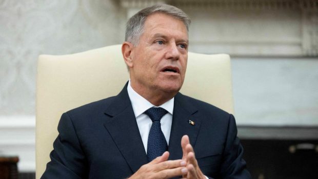 Mesajul pentru Klaus Iohannis, scris pe gardul Palatului Cotroceni, care l-a costat pe autor 5.000 de lei