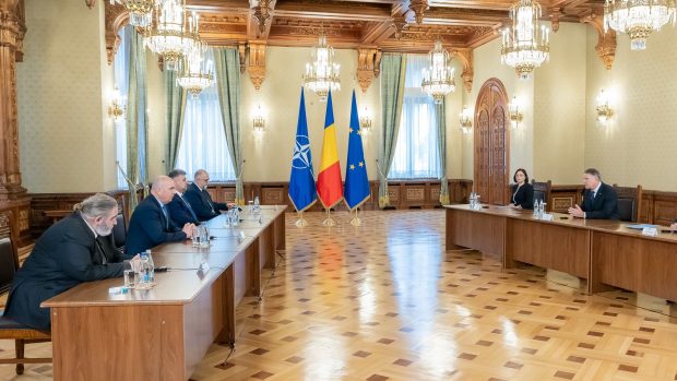 Klaus Iohannis, consultări cu partidele. PSD-PNL, propunere comună de premier: Marcel Ciolacu. George Simion nu a vrut să intre în interior