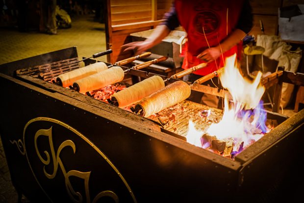 Cât costă un kurtos kalacs la Târgul de Crăciun din Drumul Taberei, în București