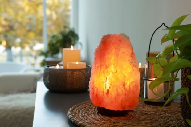 Ce este și cum se folosește lampa de sare. Cât se ține în priză și ce beneficii are