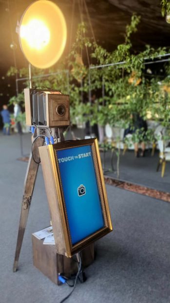 Cabină Foto Nuntă: De ce Este un Must-Have pentru Evenimentul Tău Special
