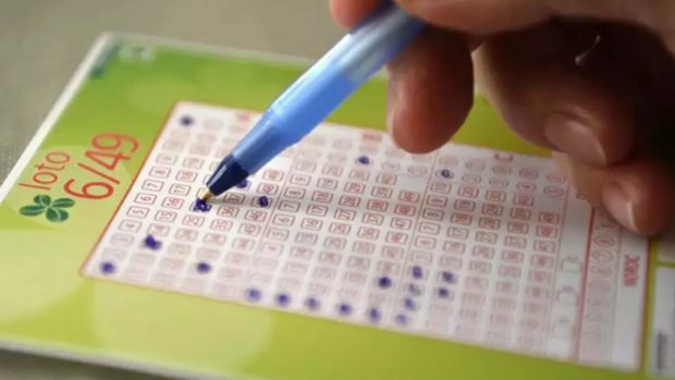 O pensionară din București și-a ridicat marele premiu la Loto 6 din 49 și a anunțat ce va face cu banii de Crăciun