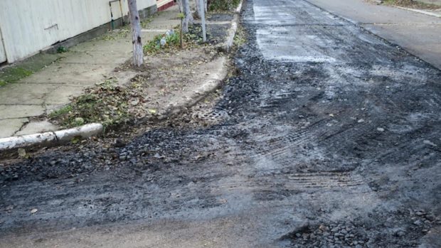 Oamenii din cartierul Chercea, din Brăila, acuză că „s-a turnat asfalt peste noroi și frunze nemăturate”, după lucrările la rețeaua de gaze