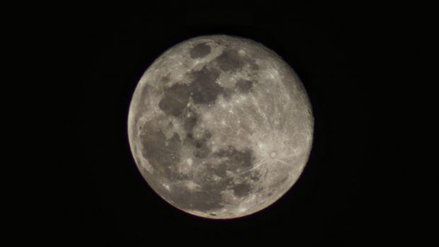 Meteorii lovesc Luna! Un astronom surprinde posibilele impacturi ale Geminidelor | VIDEO