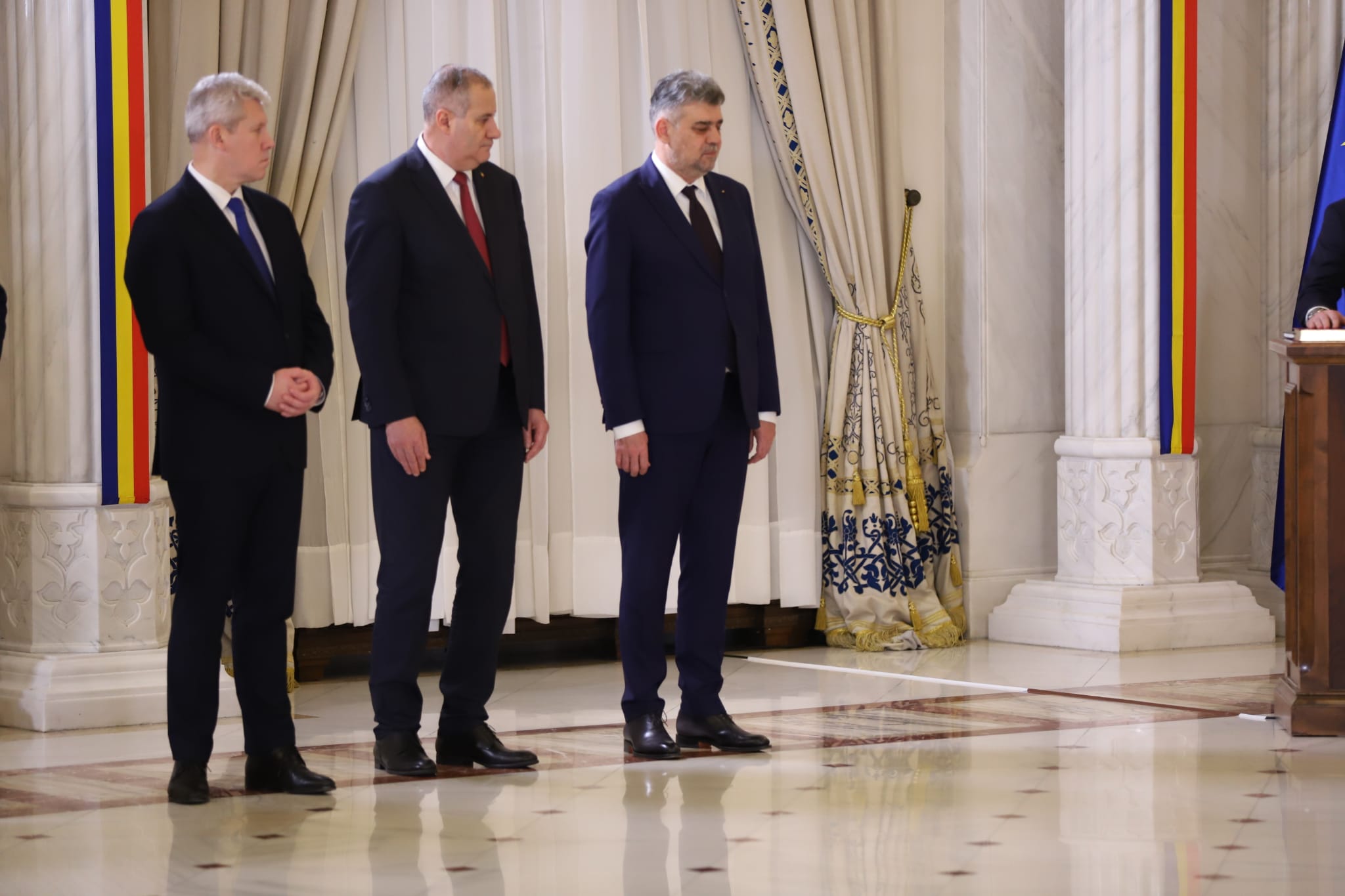 Una vorbim, alta fumăm. Instituțiile dau ultimul dezmăț bugetar chiar înainte ca Guvernul să strângă cureaua