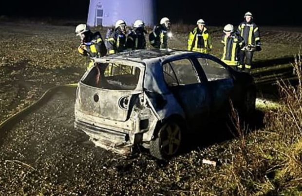 Patru adolescenți care au aprins artificii cu două nopți înainte de Anul Nou și-au incendiat propria mașină, pe un teren de golf din Germania