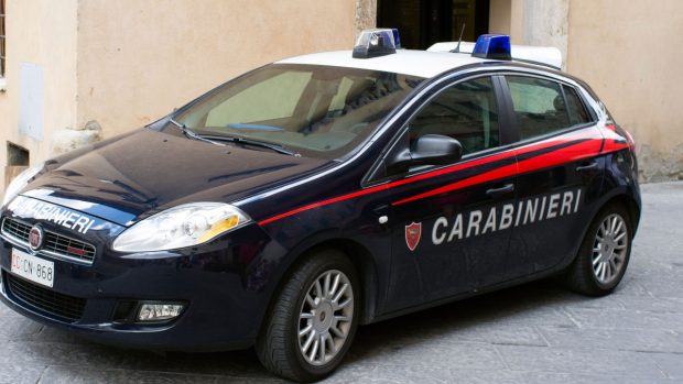 Doi români, supărați că măslinele pane costau 5 euro, au plesnit un ospătar și apoi au tras cu pistolul, lângă un bar din Ascoli, în Italia