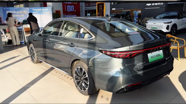 Chinezii au lansat mașina cu autonomie-record de peste 2.300 km. Cât costă noul sedan hibrid Chery | Video