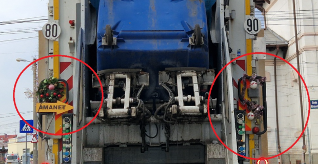 Mașină de gunoi împodobită de Crăciun, fotografiată în Ploiești: „Se bucură de sărbători, chiar dacă sunt la serviciu”
