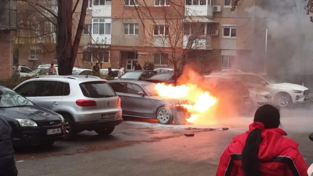 O mașină din Craiova a ars în parcarea blocului. Pompierii au venit cu două autospeciale