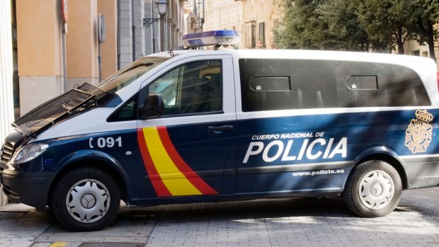 O grupare de români care fura prin „metoda îmbrățișării” bunuri de lux de la bătrâni, în Spania, a fost destructurată