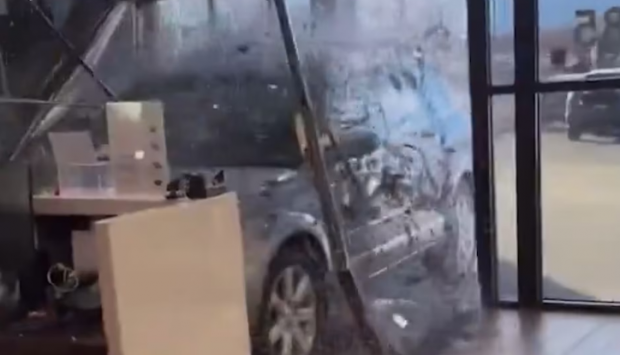 Un american revoltat că nu poate returna mașina a intrat showroom, cu viteză, și a avariat alt automobil | VIDEO