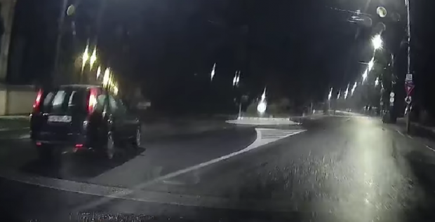 Șofer filmat când intră pe contrasens într-un giratoriu din Cluj-Napoca: „Spiritul Crăciunului te ghidează pe căi greșite”