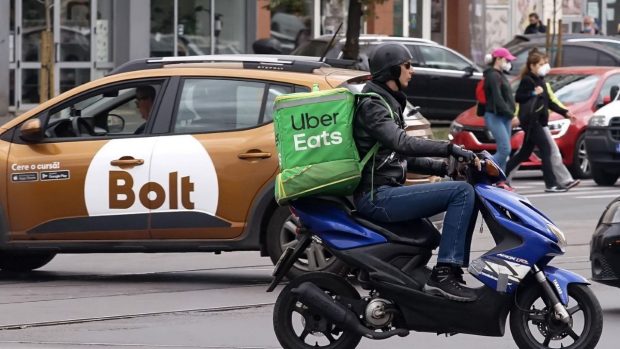 Șoferi din Nepal sau Sri Lanka, pe taxi, Uber sau Bolt și în România. Când se schimbă regulile de obținere a atestatului