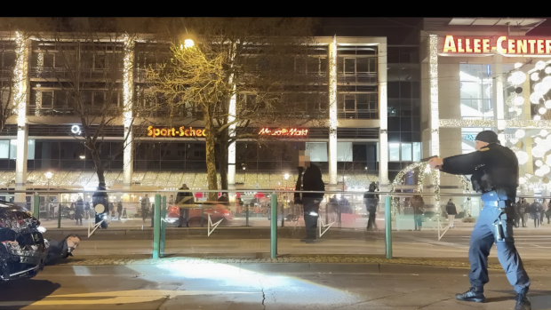 Momentul în care polițiștii germani înarmați îl arestează pe atacatorul de la târgul de Crăciun, după ce acesta a ucis cinci oameni și a rănit 205 | VIDEO