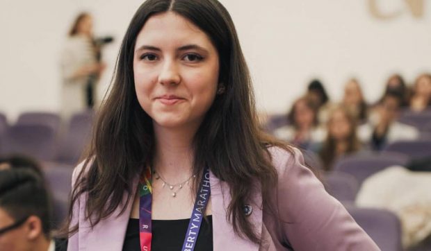 Eleva româncă admisă la Harvard a povestit pe TikTok cum a reușit: „Ce ar fi să-i facem ei un milion de like-uri în locul influencerilor?”