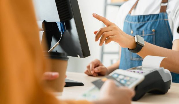 Comercianții nu mai sunt obligați să dea bon fiscal la tranzacțiile cu cardul. Legea a fost publicată în Monitorul Oficial
