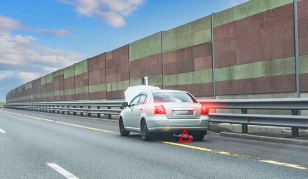 Când este legal să circuli pe banda de urgență pe autostradă și ce sancțiuni primesc șoferii, potrivit Codului Rutier