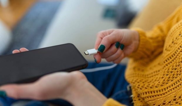 USB-C devine încărcătorul universal pentru toate dispozitivele mobile. Directiva UE a intrat în vigoare astăzi