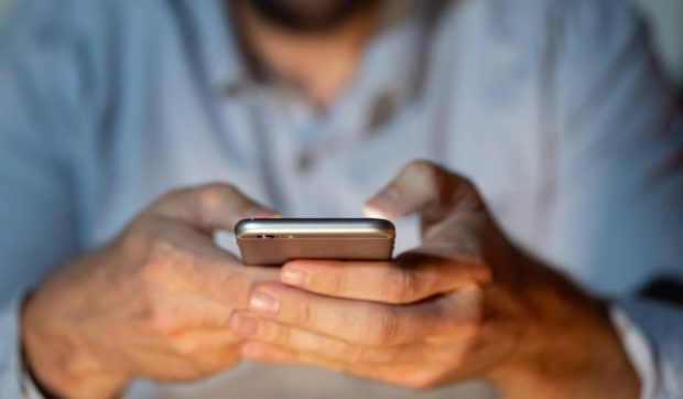 Un bărbat din Sibiu a rămas fără 12.000 de euro de Crăciun, după ce a primit un SMS