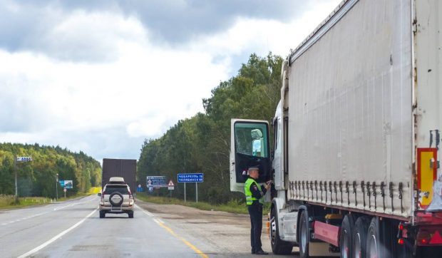 Un șofer român de TIR a fost prins cu marfă de lux în valoare de 1.000.000 de euro, furată cu numai câteva ore înainte, în Italia