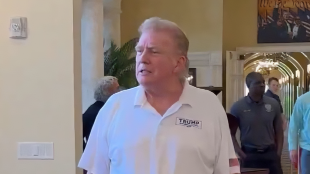 Donald Trump și-a schimbat coafura care l-a consacrat. Îl imită pe fiul sau cel mic: „Toată lumea se simte bine?”