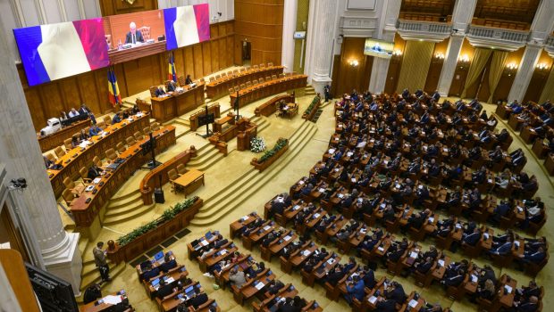 A doua şedinţă a Camerei Deputaţilor în noul Parlament. Deputaţii depun jurământul