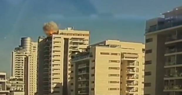 Momentul în care o dronă a rebelilor Houthi lovește un bloc din Israel | VIDEO