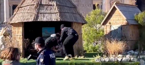 O femeie topless a încercat să fure o figurină a lui Iisus în Vatican. A fost imobilizată de polițiști | VIDEO