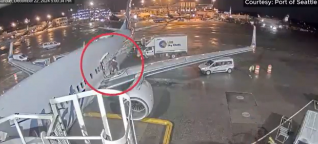 Momentul în care o pasageră anxioasă deschide ușa unui avion și iese pe aripă pentru a se liniști, în Seattle | VIDEO