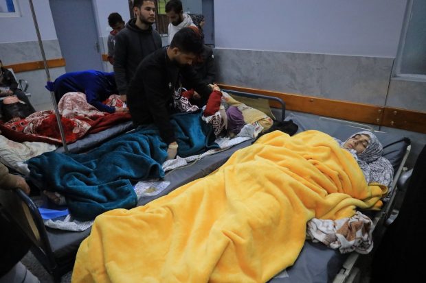 Medicii se luptă să salveze sute de pacienţi după ce Israelul a ordonat evacuarea unui spital din nordul Fâșiei Gaza: „Aproape imposibil”