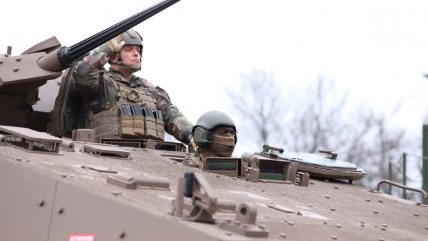 Noi dezinformări pe TikTok privind deplasări de tehnică militară. Propaganda reia tema cu „trimiterea românilor pe frontul din Ucraina”