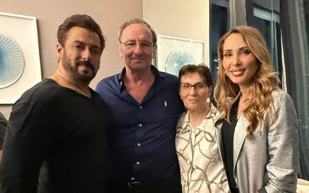 Imagine Stire Cum a fost surprinsă Iulia Vântur cu părinții la concertul lui Salman Khan din Dubai. Starul de la Bollywood a făcut show în fața socrilor | 2review.ro